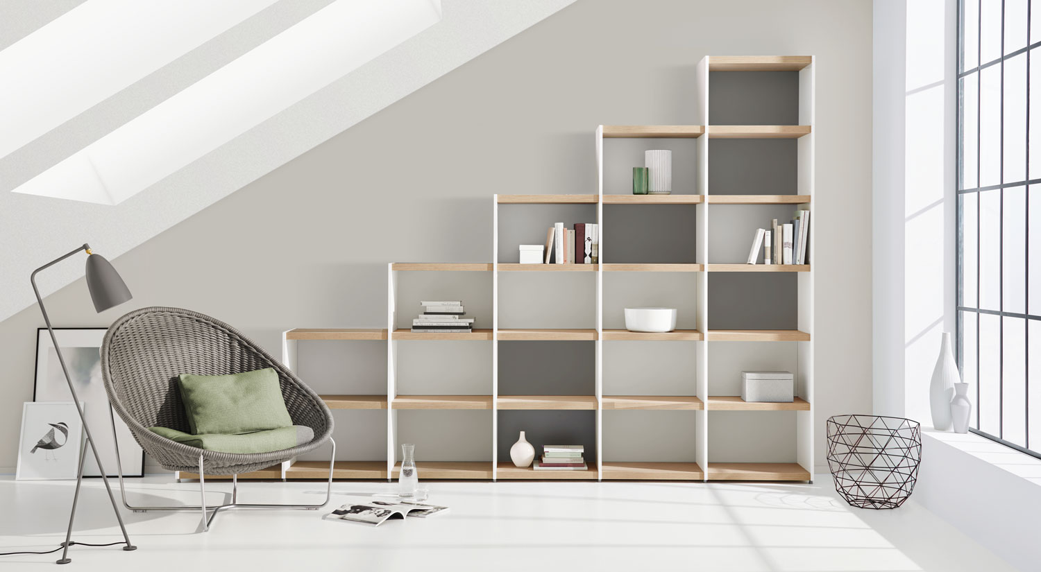 https://www.regalraum.com/media/catalog/category-imagewall-EN/rooms/slanted-ceiling-shelf/slanted-ceiling-shelves-stepped-shelf-yomo-white-oak-in-the-living-room_.jpg
